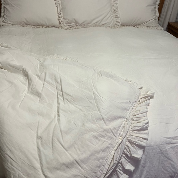 Anthropology, king ruffle duvet with 3 uti shams - Picture 9 of 13